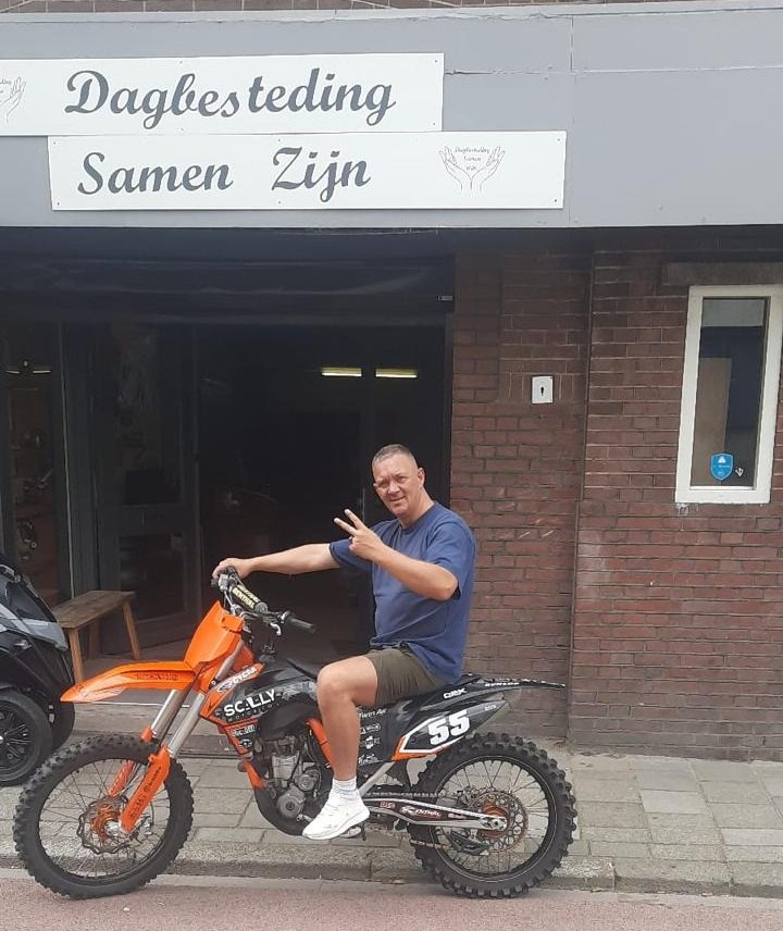 Deelnemer op een motor voor de locatie van SamenZijnHeerlen.